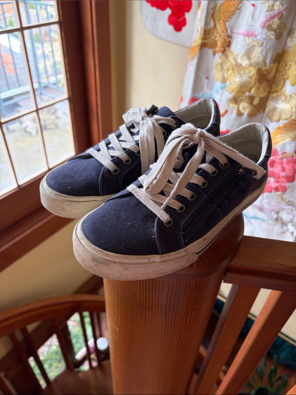 Taos Navy sneakers